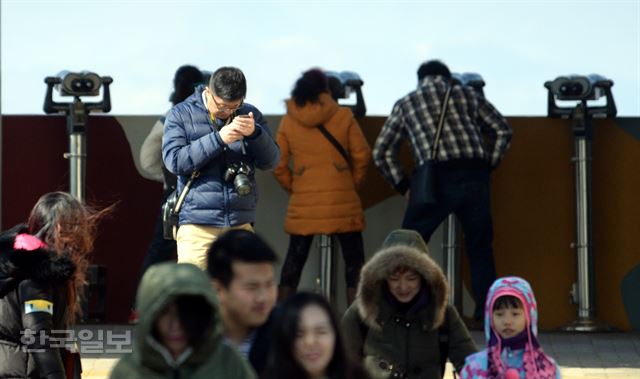 지난달 6일 북한의 4차 핵실험 직후 중단된 도라산 전망대 관광이 허용된 23일 오후 경기 파주 도라산 전망대를 찾은 중국 관광객들이 북녘을 살펴보고 있다. 서재훈기자