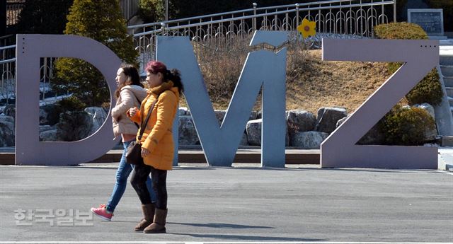 지난달 6일 북한의 4차 핵실험 직후 중단된 도라산 전망대 관광이 허용된 23일 오후 중국 관광객들이 경기 파주 제3땅굴에 도착해 관광을 하고 있다. 도라산 지역 안보관광이 중단된 기간은 48일간이다. 서재훈기자