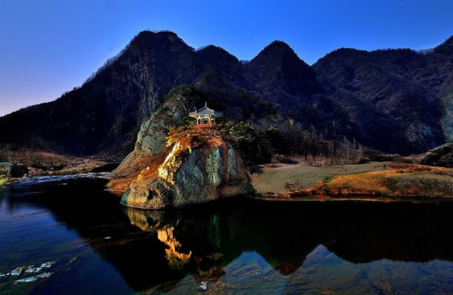 충북 영동군 황간면 원촌리에 있는 월류봉(月留峰)은 하늘에 뜬 달도 비경에 넋을 잃고 머물러 간다고 해서 붙여진 이름이다. 그중에서도 특히 휘영청 밝은 보름달 아래에서 보는 경치를 으뜸으로 친다.왕태석기자 kingwang@hankookilbo.com