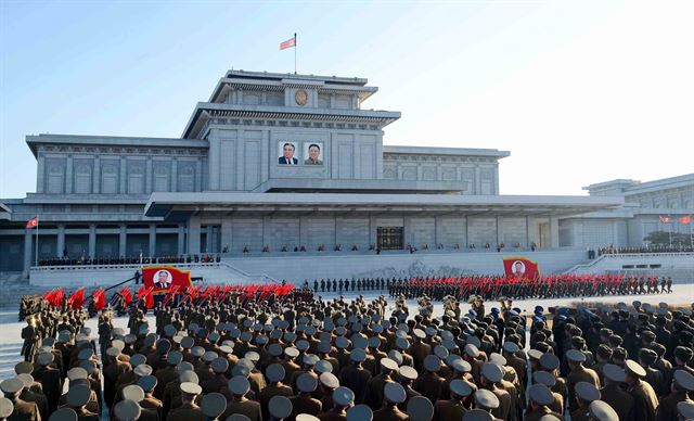 김정일 국방위원회 위원장의 생일인 광명성절(2월 16일)을 앞두고 북한군이 김정은 국방위원회 제1위원장에게 충성을 맹세하는 예식이 열렸다고 조선중앙통신이 14일 보도했다. 연합뉴스