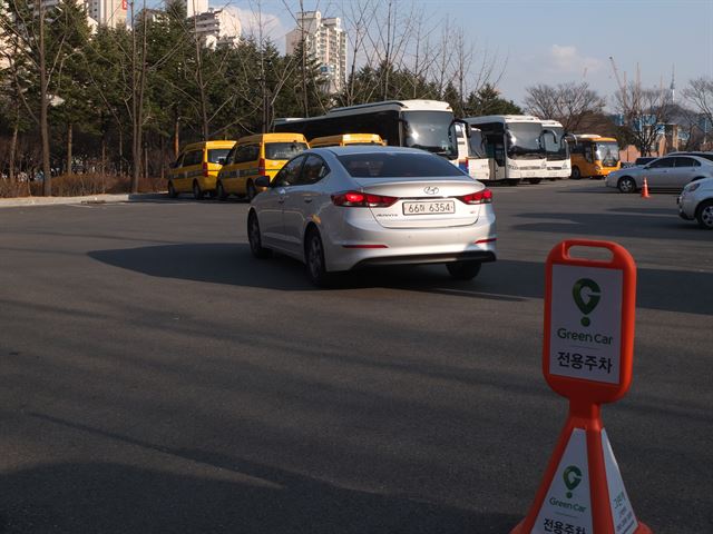 23일 나눔카가 서울시 서대문구 현저동 서대문독립공원 공영주차장 내 나눔카 전용주차장 '그린존'을 막 출발하고 있다.