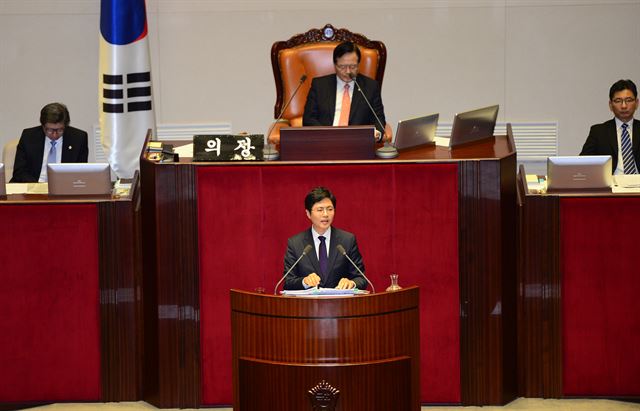 23일 국회 본회의장에서 테러방지법에 대한 정의화국회의장이 직권상정하자 법안통과 저지를 위해 더불어민주당 김광진 의원이 무제한토론을 하고 있다. 오대근기자 inliner@hankookilbo.com