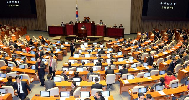 23일 국회 본회의장에서 테러방지법 상정 법안에 대한 무제한토론으로 더불어민주당 김광진 의원이 발언하자 새누리당 의원들이 퇴장하고 있다. 오대근기자 inliner@hankookilbo.com