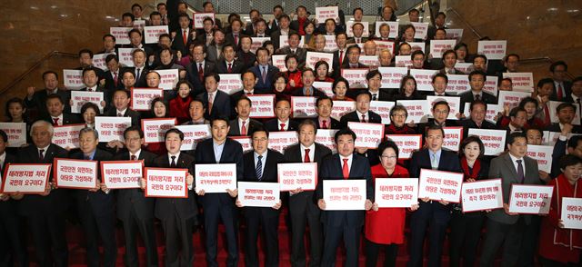 23일 밤 국회 본회의에서 김광진 더불어민주당 의원이 테러방지법 처리를 막기 위한 필리버스터를 진행하자 새누리당 의원들이 국회 로텐더홀에서 법안 처리를 촉구하는 규탄대회를 하고 있다. 오대근기자 inliner@hankookilbo.com