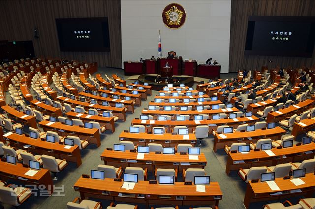 더불어민주당 은수미 의원이 24일 오전 2시 30분부터 무제한 토론을 이어가고 있다. 고영권기자 youngkoh@hankookilbo.com