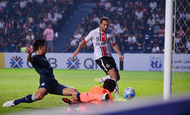 23일 오후(현지시간) 태국 부리람에 위치한 부리람스타디움에서 열린 2016 아시아축구연맹(AFC) 챔피언스리그 F조 조별예선 1차전 FC 서울과 부리람 유나이티드의 경기에서 FC 서울의 데얀이 골을 넣고 있다. 연합뉴스