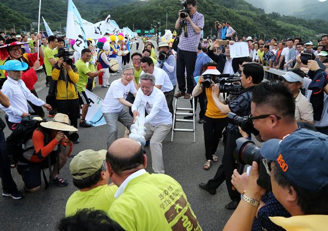 섬진강을 사이에 둔 경남 하동군과 전남 광양시, 구례군이 매년 지역 꽃축제에 맞춰 줄다리기를 통해 화합잔치를 벌이기로 했다.