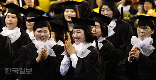 24일 오후 서울 송파구 올림픽체조경기장에서 열린 2015년도 한국방통신대학교 학위수여식에서 졸업생들이 졸업을 자축하고 있다.이날 졸업식에서 대학원생173명.학부생 16.662명이 졸업장을 받았다.배우한기자