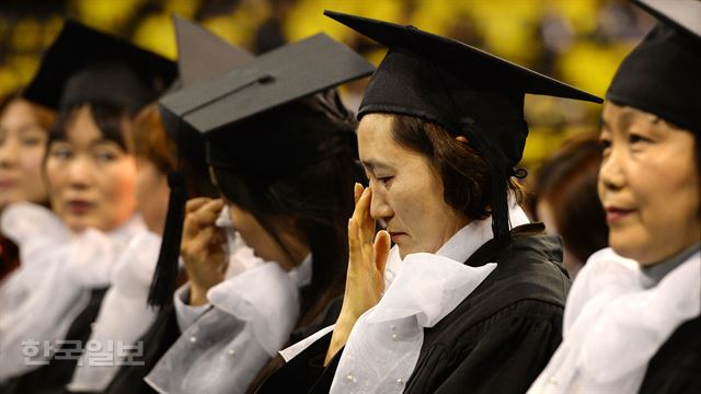 24일 오후 서울 송파구 올림픽체조경기장에서 열린 2015년도 한국방통신대학교 학위수여식에서 졸업생이 눈물을 흘리고 있다.이날 졸업식에서 대학원생173명.학부생 16.662명이 졸업장을 받았다.배우한기자