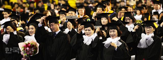 24일 오후 서울 송파구 올림픽체조경기장에서 열린 2015년도 한국방통신대학교 학위수여식에서 졸업생들이 졸업을 자축하고 있다.이날 졸업식에서 대학원생173명.학부생 16.662명이 졸업장을 받았다.배우한기자