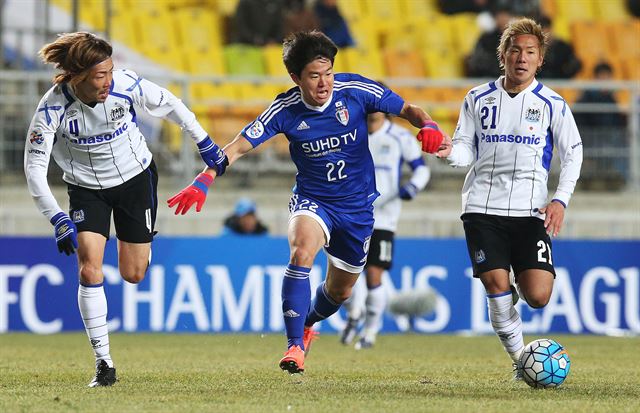 24일 경기 수원시 팔달구 수원월드컵경기장에서 열린 2016 아시아축구연맹(AFC) 챔피언스리그 조별리그 수원 삼성과 감바 오사카의 경기에서 권창훈이 드리블을 하고 있다. 수원=연합뉴스