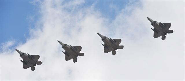 현존 최강의 전투기로 꼽히는 미군의 F-22(랩터) 전투기 편대가 지난 17일 오산기지로 전개해 대북 무력시위를 벌이고 있다. 한국일보자료사진