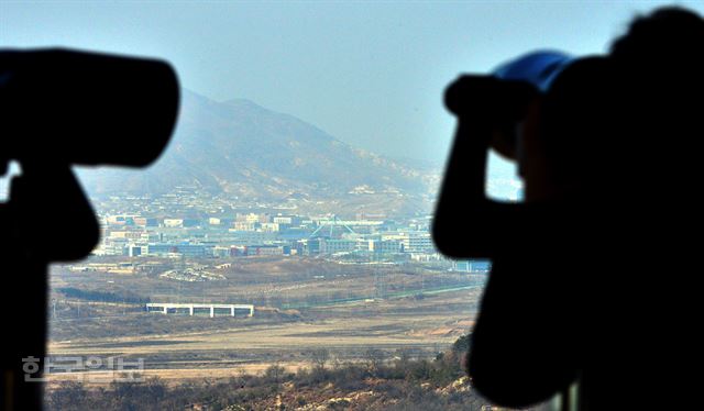 지난달 6일 북한의 4차 핵실험 직후 중단된 도라산전망대 관광이 허용된 23일 오후 경기 파주 도라산 전망대를 찾은 중국 관광객들이 북녘을 살펴보고 있는 모습. 서재훈기자 spring@hankookilbo.com