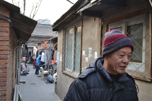 학군이 좋은 것으로 알려진 중국 베이징시 시청구 한 골목길의 주민들.