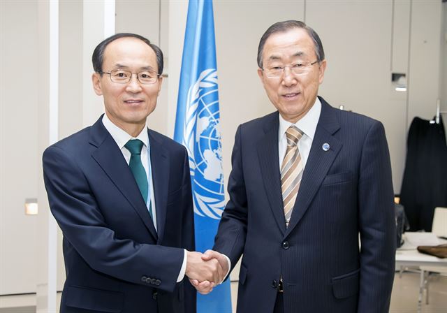 윤성규(왼쪽) 환경부 장관-반기문 사무총장. 한국일보 자료사진