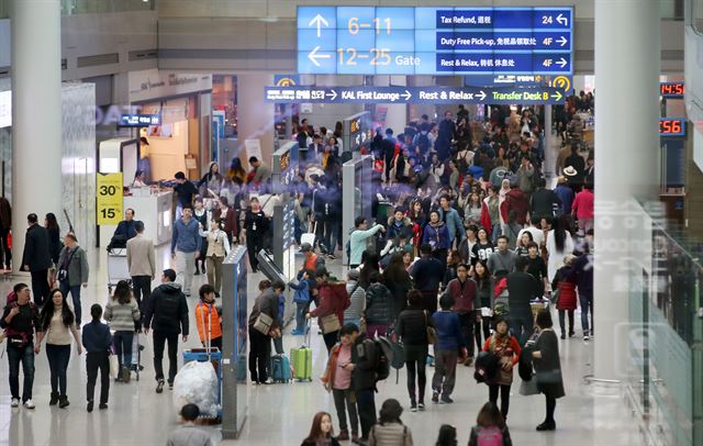 8일 인천국제공항 출국장 면세점이 출국을 앞둔 사람들로 붐비고 있다. 연합뉴스