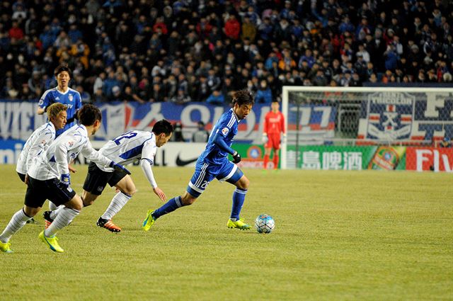 24일 수원월드컵경기장에서 열린 2016 아시아축구연맹(AFC) 챔피언스리그 조별리그 수원 삼성과 감바 오사카의 경기에서 수원 삼성 블루윙즈의 염기훈(가운데)이 드리블을 하고 있다. 수원삼성블루윙즈 공식 홈페이지