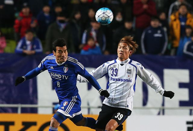 조원희(왼쪽)가 아시아축구연맹(AFC) 챔피언스리그 조별리그 수원 삼성 블루윙즈와 감바 오사카의 경기에서 감바 오사카의 우사미와 헤딩 경합을 하고 있다. 수원=연합뉴스