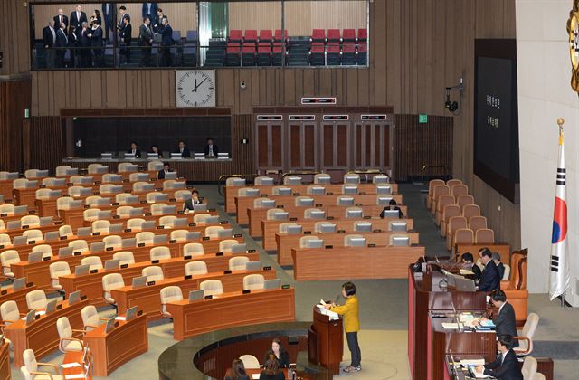 [저작권 한국일보] 정의당 김제남 의원이 25일 오전 국회 본회의장에서 테러방지법의 본회의 의결을 막기 위한 무제한 토론을 이어가는 동안 방청석에서 국회를 방문한 조지아공화국 우수파쉬빌리 국회의장이 정의화 국회의장의 안내를 받으며 방청하고 있다. 오대근기자 inliner@hankookilbo.com /2016-02-25(한국일보)