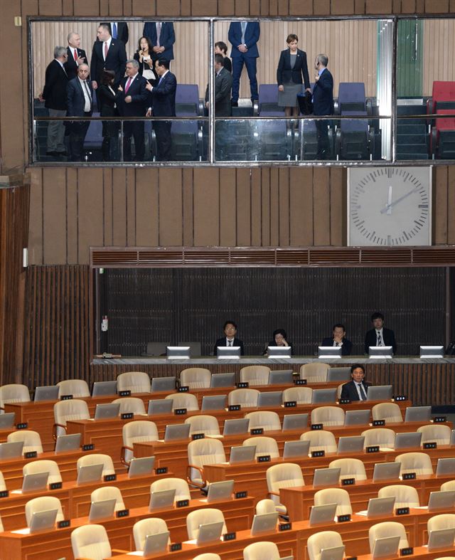 정의당 김제남 의원이 25일 오전 국회 본회의장에서 테러방지법의 본회의 의결을 막기 위한 무제한 토론을 이어가는 동안 방청석에서 국회를 방문한 조지아공화국 우수파쉬빌리 국회의장이 정의화 국회의장의 안내를 받으며 방청하고 있다. 오대근기자 inliner@hankookilbo.com