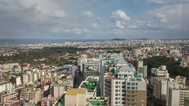 제주지역 부동산 시장이 활황세를 이어가면서 부동산 관련 지방세 징수액도 크게 늘어난 것으로 나타났다. 사진은 제주시내 전경. 한국일보 자료사진.