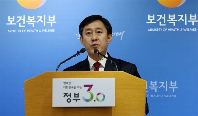 양성일 보건복지부 건강정책국장이 23일 정부세종청사에서 정신건강 종합대책을 발표하고 있다.연합뉴스.