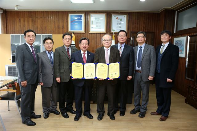 충남 서천군(군수 노박래ㆍ왼쪽서 네번째)은 26일 청사 군수실에서 연세대 정경ㆍ창업대학원(원장 윤방섭)과 창업 활성화 및 입주 기업 지원을 위한 협약을 체결했다. 서천군 제공/2016-02-26(한국일보)