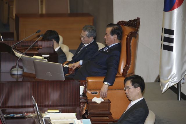 국회의장석에 앉은 정갑윤 국회부의장이 25일 새벽 국회 본회의장에서 테러방지법 본회의 의결을 막기 위한 최민희 더불어민주당 의원의 필리버스터(무제한 토론을 통한 합법적 의사진행 방해)를 듣다가 잠시 졸고 있다. 뉴스1