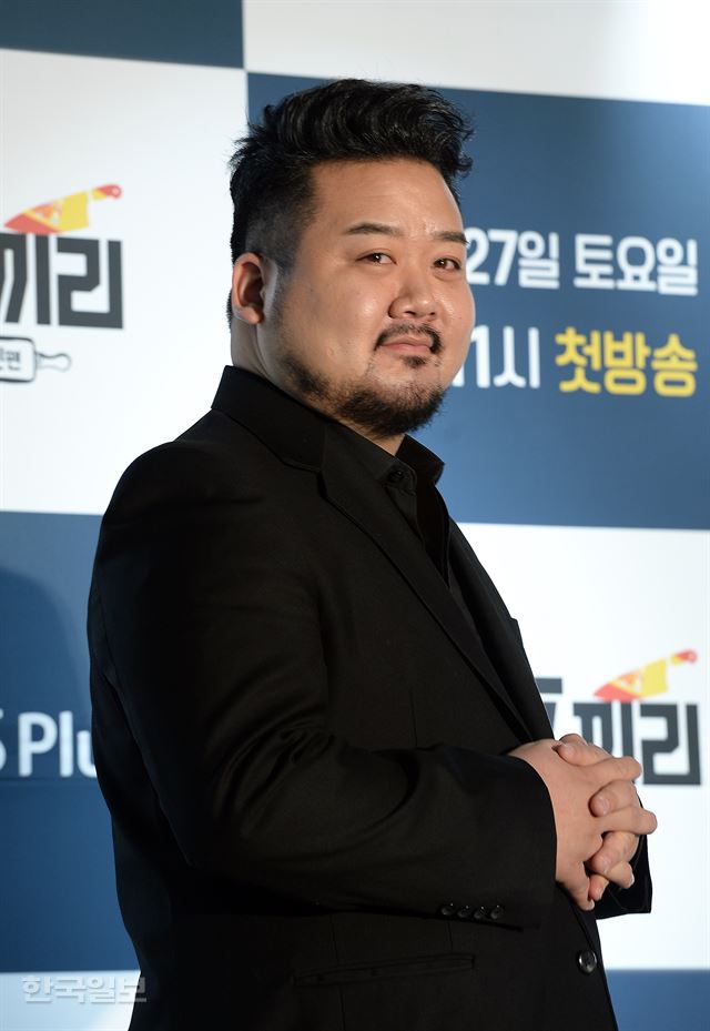 '셰프끼리2'에 새롭게 합류한 김소봉 셰프가 포즈를 취하고 있다.