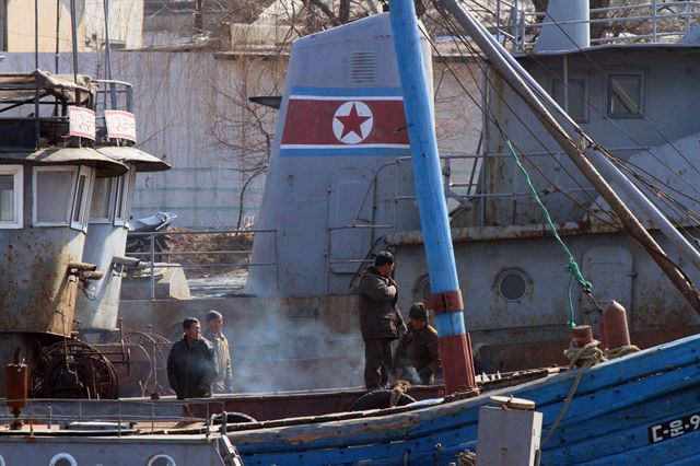 중국과 북한의 접경지역인 랴오닝성 단둥(丹東)에서 압록강 넘어로 본 신의주 조선소에서 노동자들이 작업을 하고 있다.단둥=AP 연합뉴스