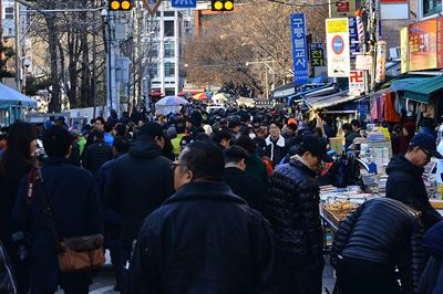 동묘 옆 풍물거리시장이 밀려든 사람으로 인해 인산인해를 이루고 있다./2016-02-25(한국일보)