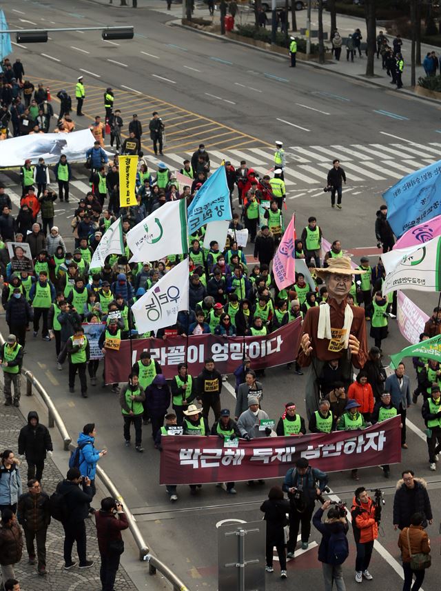 제4차 민중총궐기 대회가 열린 27일 집회참가자들이 서울광장을 출발해 혜화동 마로니에 공원으로 행진을 진행하고 있다. 연합뉴스