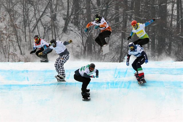 27일 강원 평창군 보광휘닉스파크에서 열린 '2016 FIS 프리스타일 스키-스노보드 월드컵' 스노보드 크로스 결승 경기에 출전한 선수들이 경합을 벌이며 슬로프를 질주하고 있다. 2018평창동계올림픽조직위원회 제공