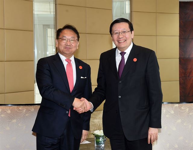 주요20개국(G20) 재무장관 중앙은행총재 회의 참석차 중국 상하이를 방문 중인 유일호(왼쪽) 부총리 겸 기획재정부 장관이 27일 상하이 푸동 상글리라 호텔에서 러우지웨이 중국 재무장관과 악수하며 인사를 나누고 있다. 기획재정부 제공