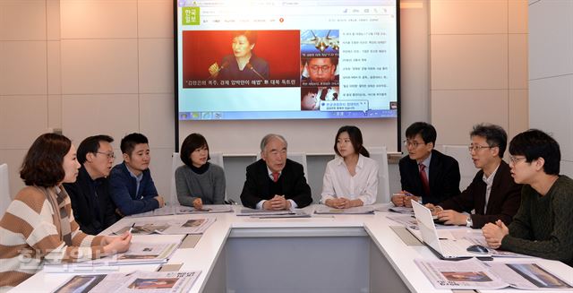 한국일보 독자권익위원회 위원들이 지난 17일 한국일보 대회의실에서 한국일보 지면과 관련해 의견을 나누고 있다. 배우한기자 bwh3140@hankookilbo.com