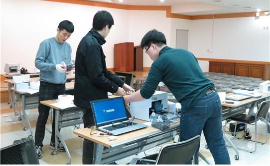 세종선관위 직원들이 사전투표 운용장비를 전수 점검하고 있다. 세종선관위 제공