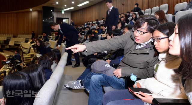 28일 오전 국회 본회의장을 찾은 방청객들이 테러방지법 저지를 위한 무제한 토론 발언을 듣고 있다./배우한기자