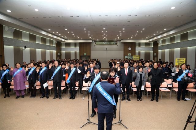 지난 24일 경기 의왕시청 대회의실에서 열린 ‘국립철도박물관 의왕시유치위원회’발대식에서 참가자들이 결의문을 발표하고 있다. 의왕시청 제공