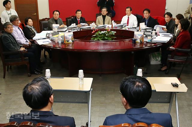 이한구(가운데) 공천관리위원장을 비롯한 새누리당 공관위원들이 28일 서울 여의도 당사에서 전남ㆍ전북지역 공천 신청자 면접을 진행하고 있다. 배우한기자 bhw3140@hankookilbo.com