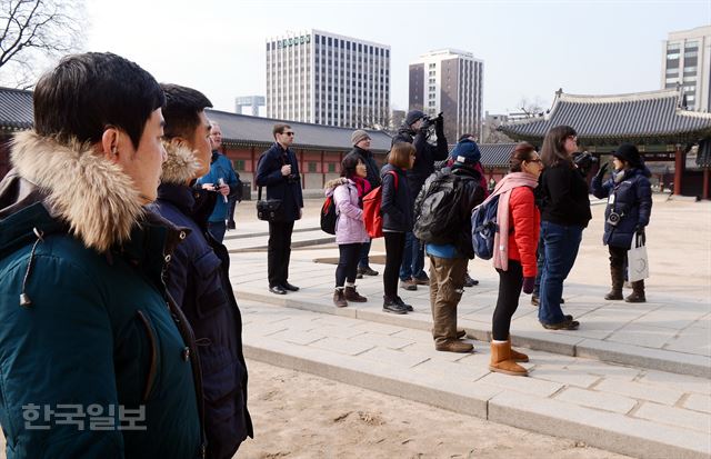 서울경찰청 관광경찰대 김휴영(왼쪽 두번째) 순찰팀장과 윤지영(첫번째) 대원이 25일 서울 종로구 창덕궁에서 가이드가 외국인 관광객을 대상으로 설명하는 모습을 유심히 살펴보고 있다. 고영권기자 youngkoh@hankookilbo.com