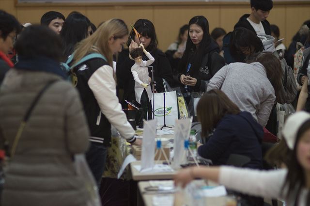 지난 20일 서울 신대방동 보라매 청소년 수련관 다이나믹홀에서 열린 '서태지 온리전-아저씨, 굿즈(상품) 있어요’의 행사 모습(왼쪽). '서태지 온리전' 제공