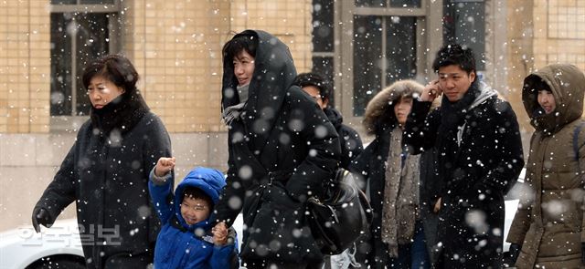 차가운 대륙고기압의 영향을 받아 영하의 날씨를 보인 29일 오전 서울 광화문 사거리를 지나는 시민들과 관광객들이 두툼한 옷을 입고 발걸음을 재촉하고 있다. 서재훈기자