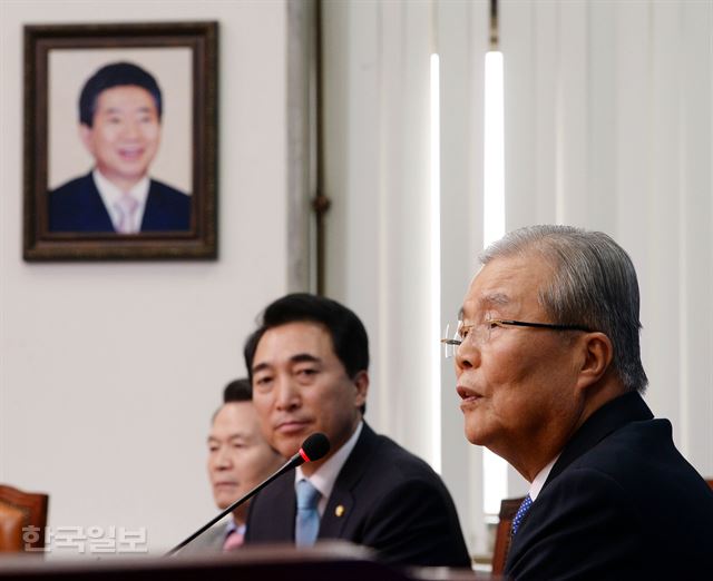 더불어민주당 김종인 비상대책위 대표가 28일 오전 국회에서 취임 한 달을 맞아 기자간담회에서 질문에 답변 하고 있다. 배우한기자 bwh3140@hankookilbo.com