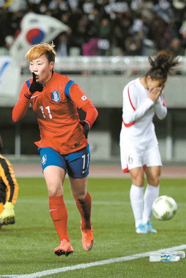 한국 여자축구 대표팀의 정설빈이 29일 오후 일본 오사카 얀마 스타디움에서 열린 2016 리우올림픽 여자축구 아시아지역 최종예선 북한과의 경기에서 선제골을 넣은 후 손가락에 입맞춤을 하며 환호하고 있다. 오사카=연합뉴스