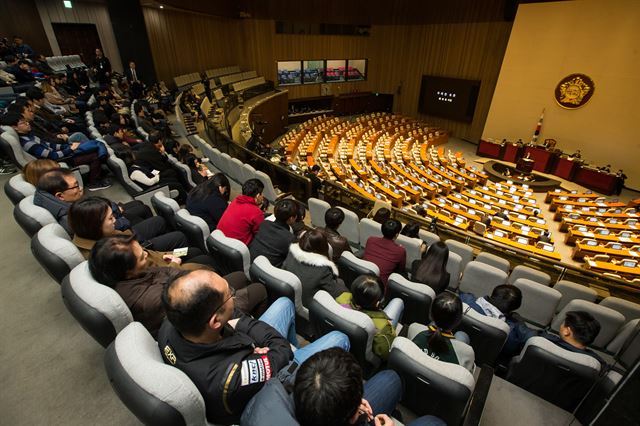 28일 권은희 국민의당 의원의 필리버스터를 방청하고 있는 시민들. 연합뉴스