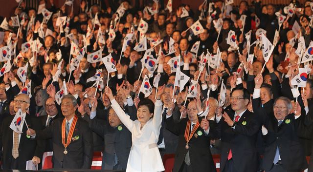 박근혜 대통령이 1일 서울 세종문화회관에서 열린 제97주년 3.1절 기념식에 참석해 만세 삼창을 하고 있다. 연합뉴스