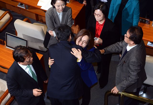 24일 국회에서 10시간 18분 헌정사상 최장시간 기록으로 무제한 토론을 마친 더불어민주당 은수미 의원이 이종걸 원내대표와 포옹하며 눈물 흘리고 있다.고영권기자youngkoh@hankookilbo.com