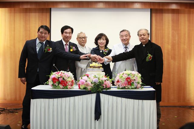 정민혜(왼쪽에서 4번째) 경산중앙병원 이사장과 최영조(2번째) 경산시장 등이 개원 5주년 기념식에서 케이크를 자르고 있다.