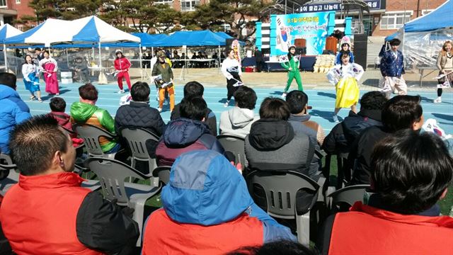 1일 경북 구미시 선산읍 선산고등학교에서 열린 3.1절 기별 친선체육대회 식전 공연이 동문들이 지켜보는 가운데 펼쳐지고 있다.