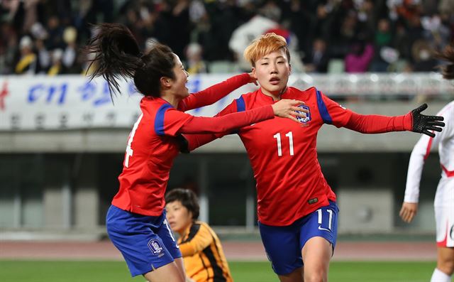 정설빈이 29일 오후 일본 오사카 얀마 스타디움에서 열린 2016 리우올림픽 여자축구 아시아지역 최종예선 북한과의 경기에서 선제골을 터뜨린 뒤 환호하고 있다. 연합뉴스